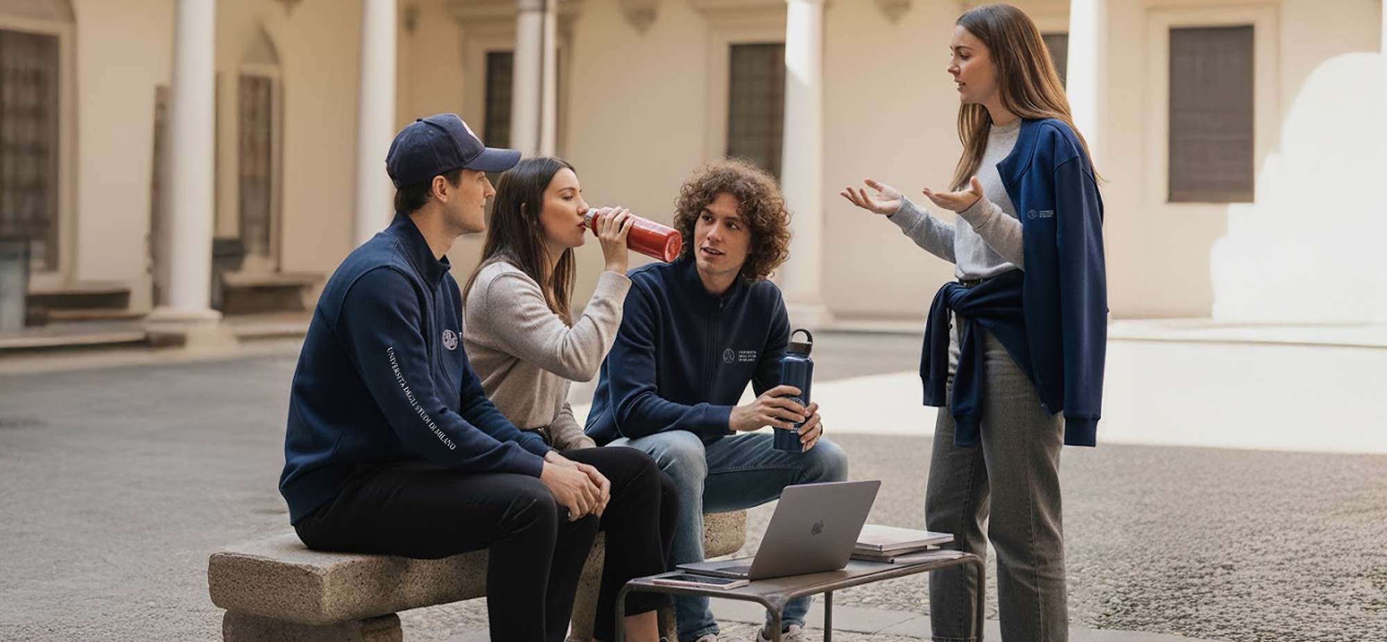 Scopri la nuova collezione del merchandising di UniMi!